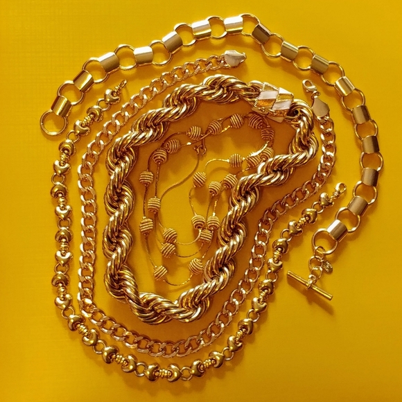 Welcome to my closet πΏπΉ - Picture 2 of 5